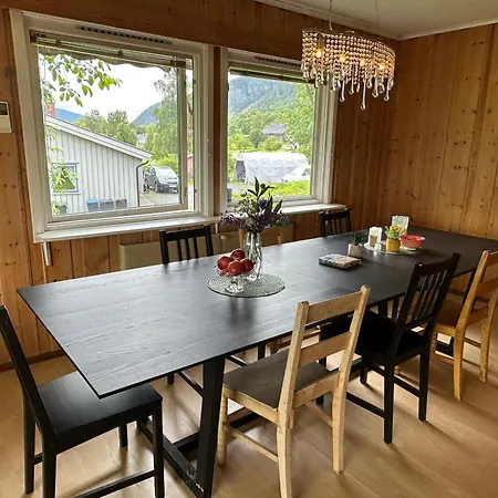 Trivelig Med Gratis Parkering Pa Stedet דירה